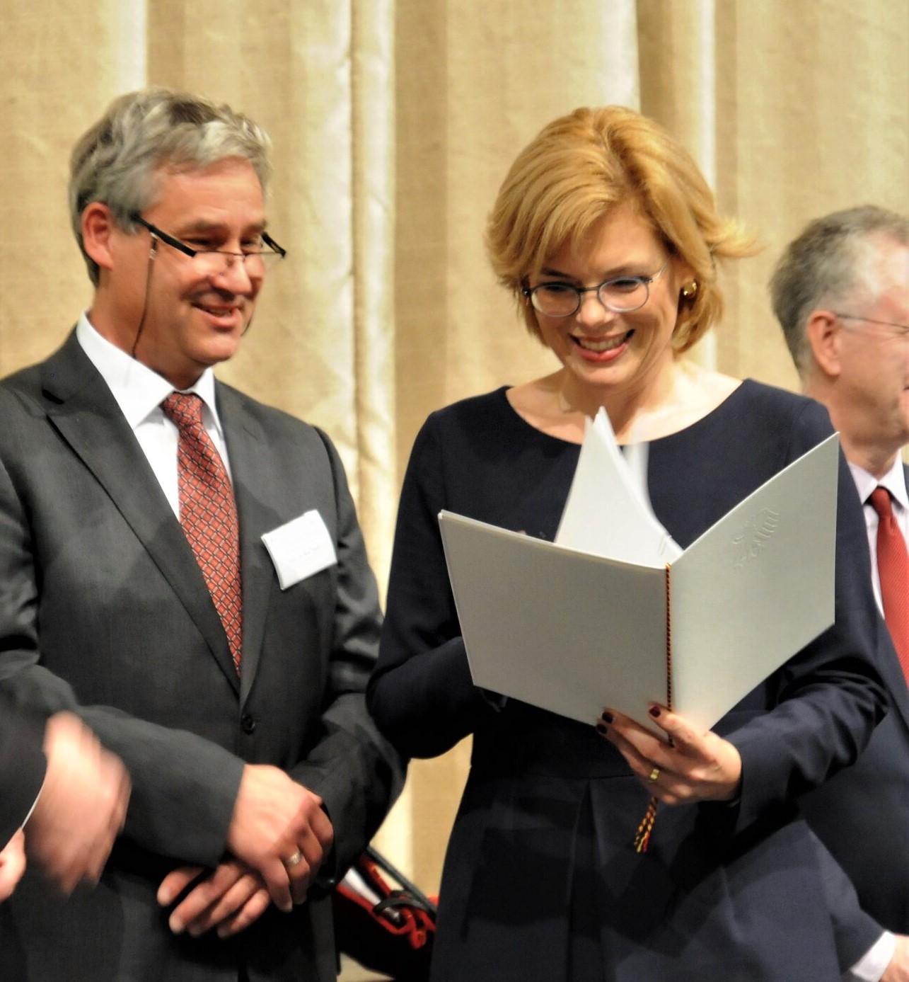 Prof. Dr. Rolf Ibald erhält den Zuwendungsbescheid für Intelli-Pack von Bundesministerin Julia Klöckner